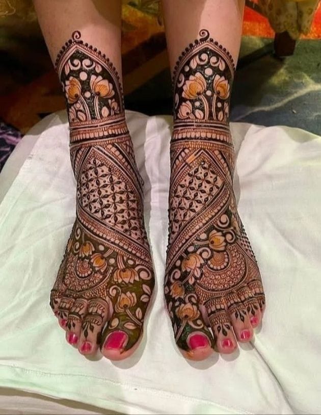 Modern henna design by Chahat Mehendi Artist